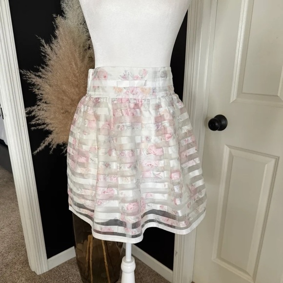 LIZ LISA Dresses & Skirts - Liz Lisa Pink and white mini skirt with a floral pattern
 size XS/Small